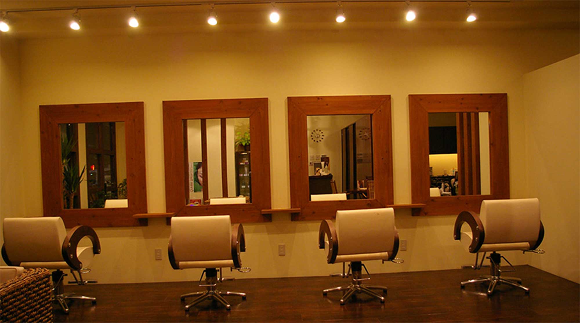 レミュール美容室のスタイリングチェアと鏡